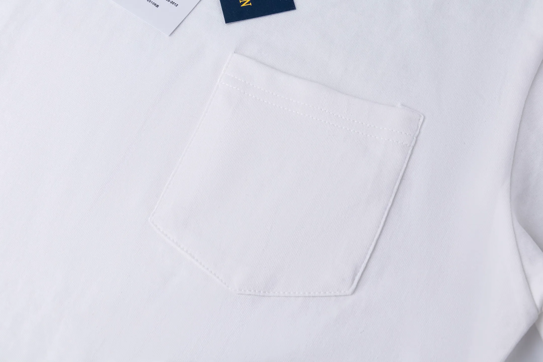 P126 Style number: 510 Ralph Lauren/Ralph Lauren 25ss new style pockets with pony embroidery on the hem, round neck short sleeves. The main logo on the neck has a QR code that can be scanned for verification, and the detailed bear logo embroidery is all high-density and made with imported Tajima machines, distinguishing it from low-end products on the market. 32 counts, 240g hydrophilic toner, 100% cotton fabric, comfortable and soft, highly breathable, focusing on high-end cost-effectiveness, needless to say good quality. Available in a variety of colors, both boys and girls can try this genderless style, giving them a yuppie tone in no time. Immerse yourself in your leisurely style, and have your own style in retro. Natural, vivid, and very French romantic feelings perfectly integrate the youthful atmosphere with the trend. The clever embellishment of the classic pony logo embroidery carries all the eye-catching points. Color: black, white, navy blue, orange Size: S-xL S Shoulder width 44 Bust 100 Sleeve length 22 Clothing length 68 M Shoulder width 46 Bust 104 Sleeve length 23 Clothing length 70 L Shoulder width 63 Bust 108 Sleeve length 24 Clothing length 72 xL Shoulder width 50 Bust 112 Sleeve length 25 Clothing length 74